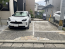 天然芝の車庫スペースだった場所が、温かみのある自然石の石畳に変わり、お庭全体に統一感と高級感が生まれました。柔らかなグレーベージュの色味が、ナチュラルな印象を醸し出しています。施工前は芝が敷かれており、雑草が気になる状態で、お手入れもなかなか追いつきませんでした。今回採用したのは「ベルストーン(色:グレーベージュ)」。ランダムにカットされた石を組み合わせ、単調にならないデザインに仕上げました。素材感と色味を引き立てながら、メンテナンス性も確保しています。さらに門まわりにはオンリーワンの「OPASS Grain(オーパス グレイン)」ポストを設置。チーク色の木目調がやわらかな印象を添え、上品に住まいの景観に溶け込みます。特におすすめなのは鍵の位置で、ダイヤル錠と簡易ロックが蓋の内側にあり、見た目を損なわずスッキリ。自然の温もり・使いやすさ・デザイン性を兼ね備えた仕上がりで、車庫の雑草対策だけでなくエントランス全体の印象を高めるアプローチとなりました。 福岡市 外構工事