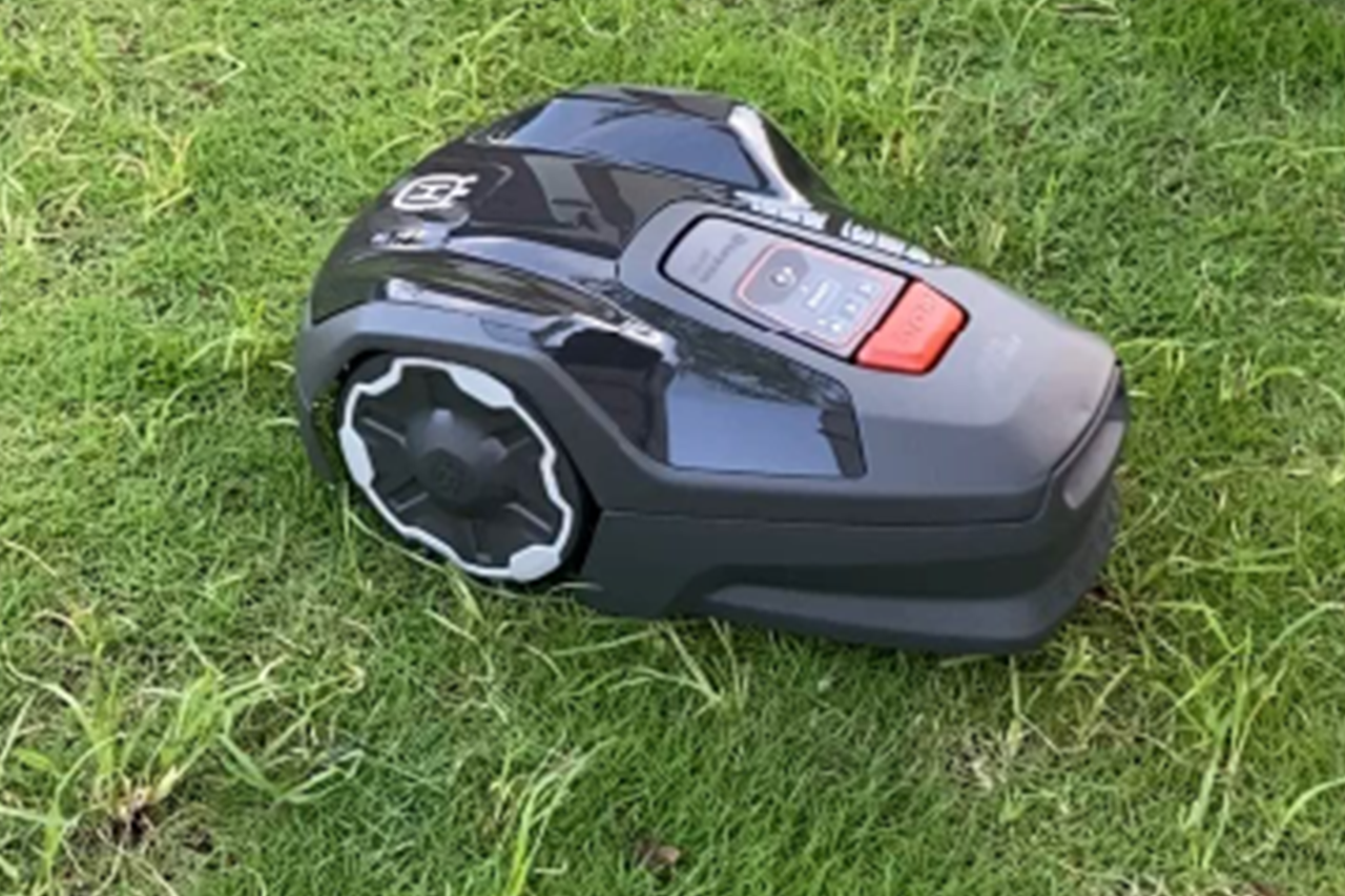 芝刈りロボット「オートモア」が実際に走ります