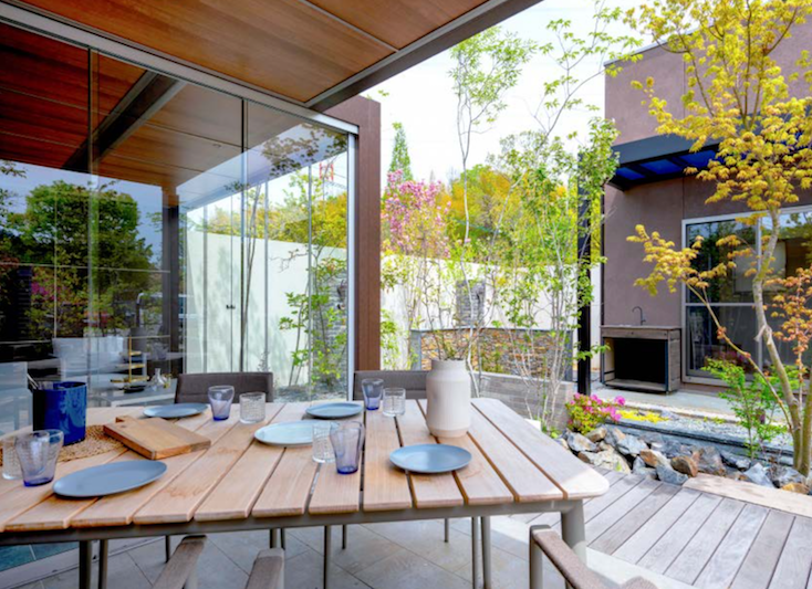 ガーデンファニチャー（お庭用の家具）を置くとお庭がおしゃれなカフェのように変身する画像
