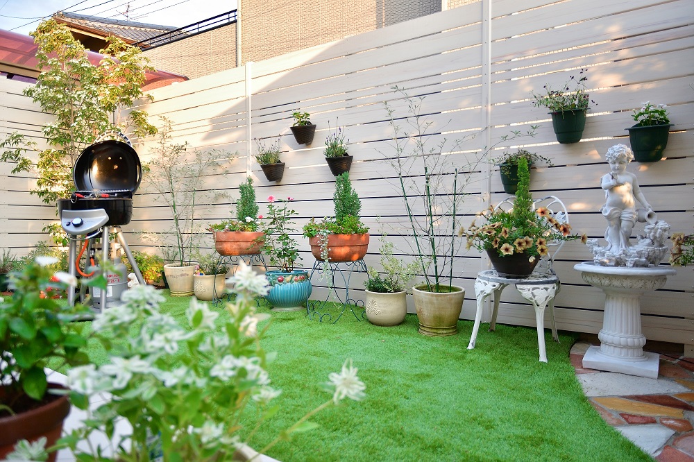 光の入る目隠しフェンス で実現 明るいプライベートガーデン Gardenjournal 光の入る目隠しフェンス で実現 明るいプライベートガーデン Gardenjournal