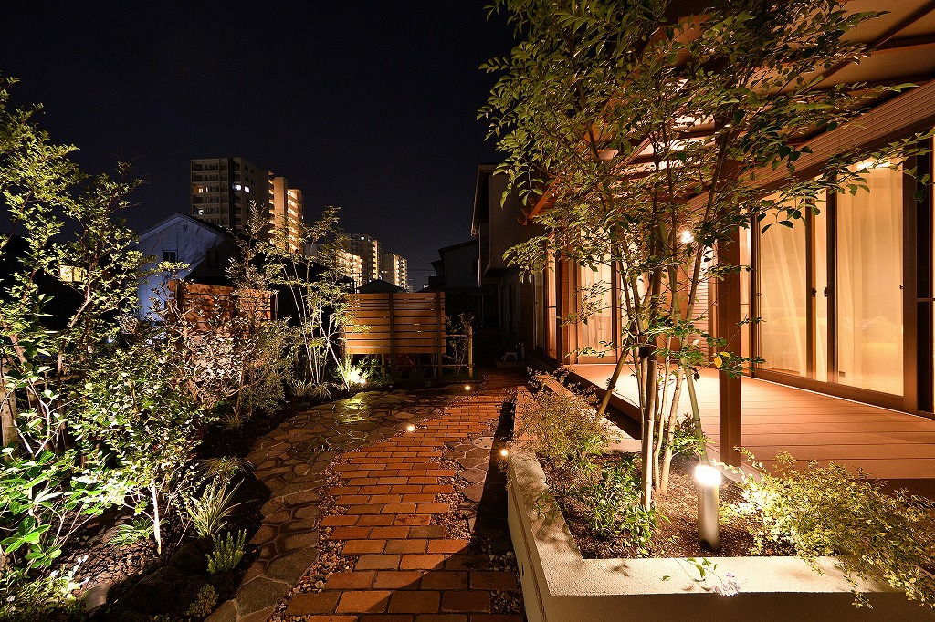 ライティングが素敵な 夜も楽しむお庭 Gardenjournal