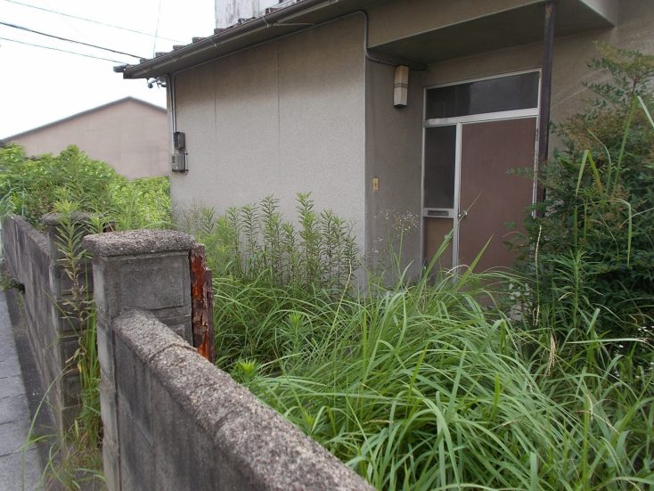 空き巣が好む庭 空き巣 防犯対策 雑草 手入れが行き届いていない 塀 生垣 