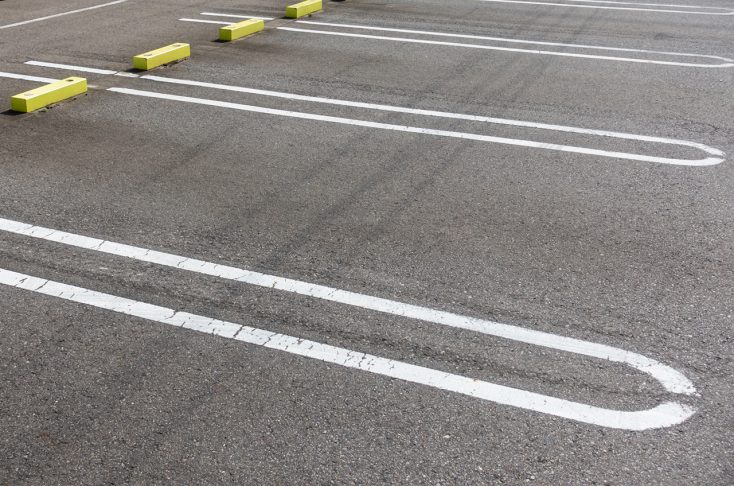 安く駐車場が作れる素材　アスファルト