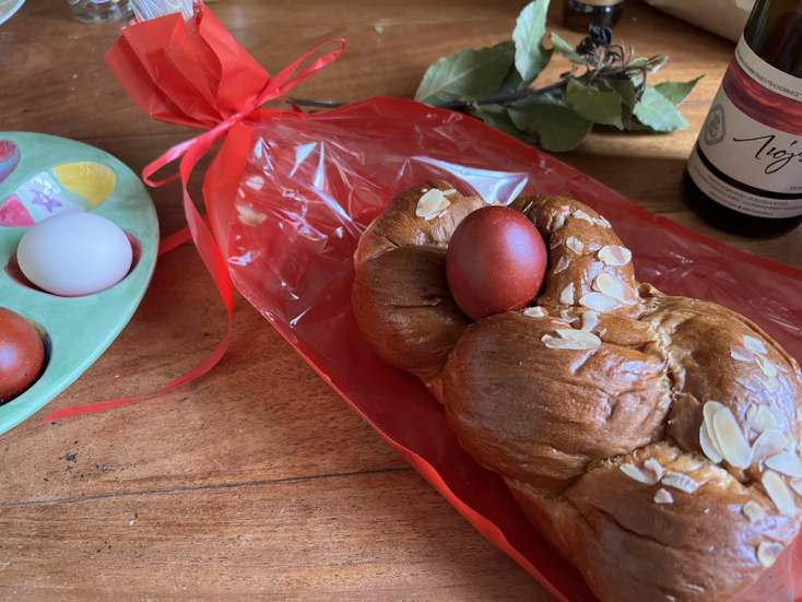 赤いイースターエッグを埋め込んだ「チュレキ」という菓子パンも伝統的
