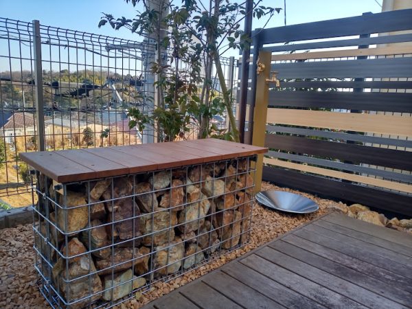 ガビオンとは?石を活かしたおしゃれな外構デザインの魅力と活用法 - GardenJournalGarden journal|ガーデンジャーナル