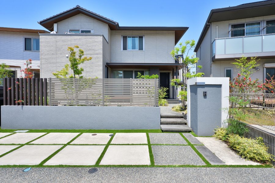 人工芝でおしゃれな駐車場に！目地デザインの新提案