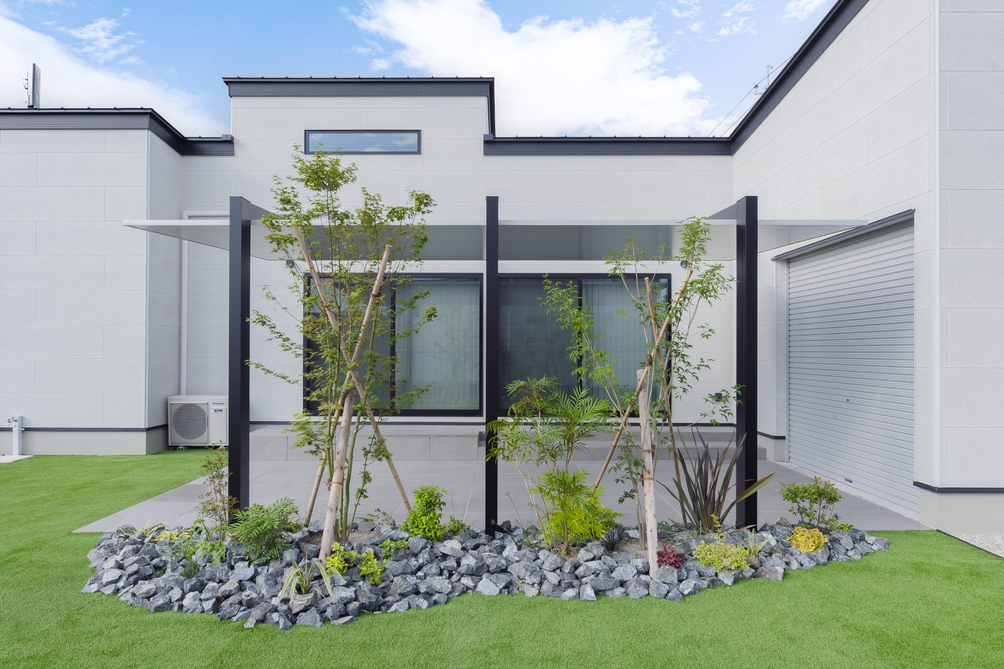 広い屋根でお庭がもっと快適に。カーポートテラスで叶えるアウトドアリビング - GardenJournalGarden journal|ガーデン ...