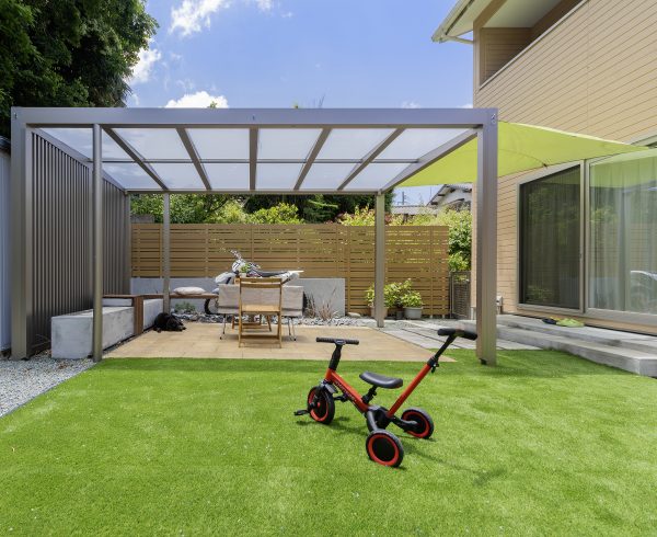 広い屋根でお庭がもっと快適に。カーポートテラスで叶えるアウトドアリビング - GardenJournalGarden journal|ガーデン ...