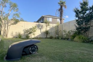 【プロが解説】天然芝のお手入れが劇的にラクになる！芝刈りロボットの魅力と選び方