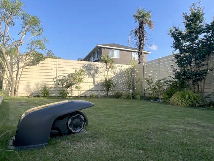 【プロが解説】天然芝のお手入れが劇的にラクになる!芝刈りロボットの魅力と選び方