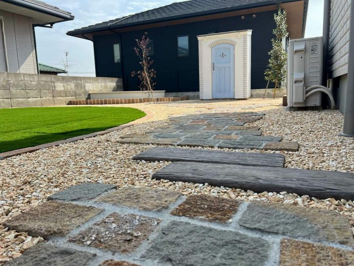 人工芝　砂利敷き　物置　花壇