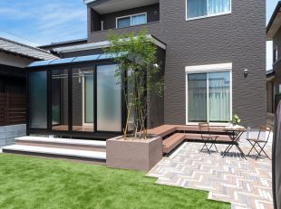 サンルーム　ウッドデッキ　花壇　インターロッキングテラス　人工芝
