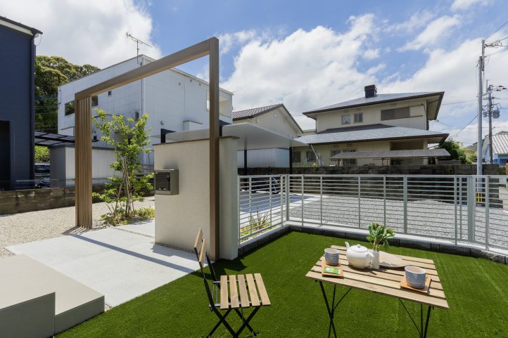 門周りの＋Gがモダンな人工芝のお庭