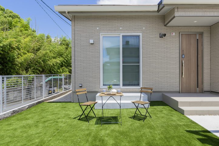 人工芝が映えるお庭
