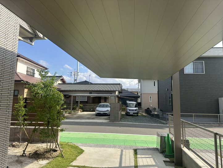 屋根も柱もシャイングレーですっきり