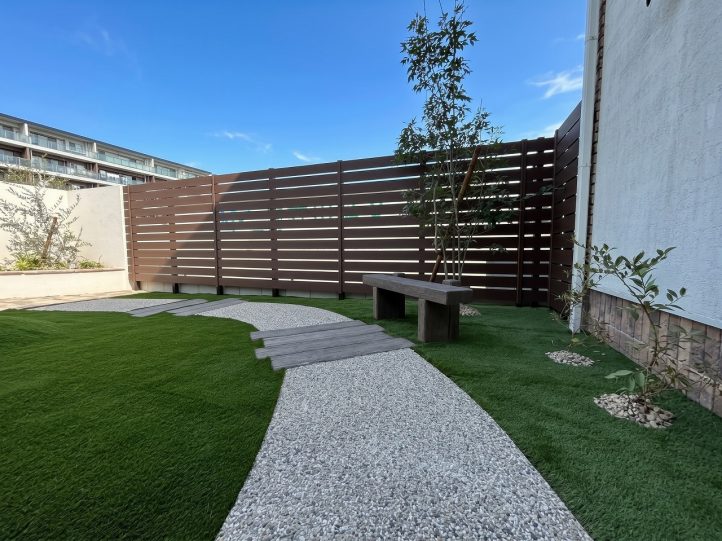 アプローチ　シンボルツリーとベンチ