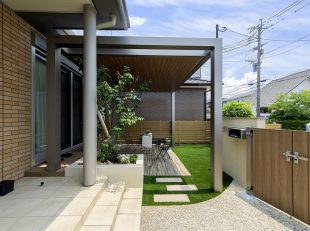 ルーフと人工芝とタイルテラス