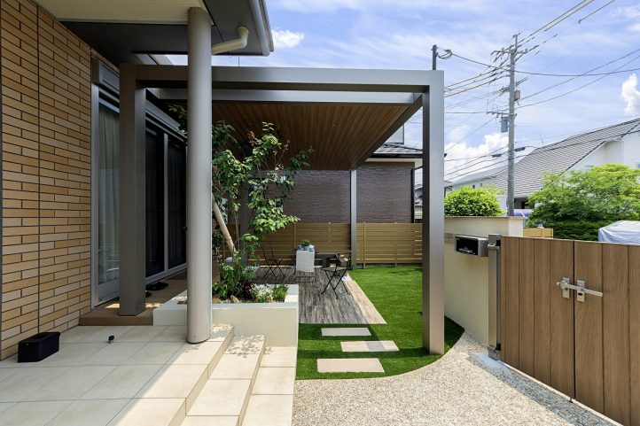 ルーフと人工芝とタイルテラス