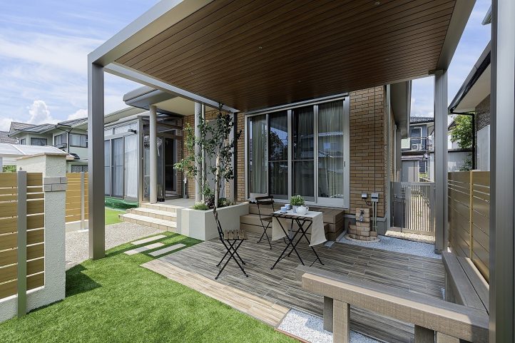 Gフレームとタイルテラスとベンチ