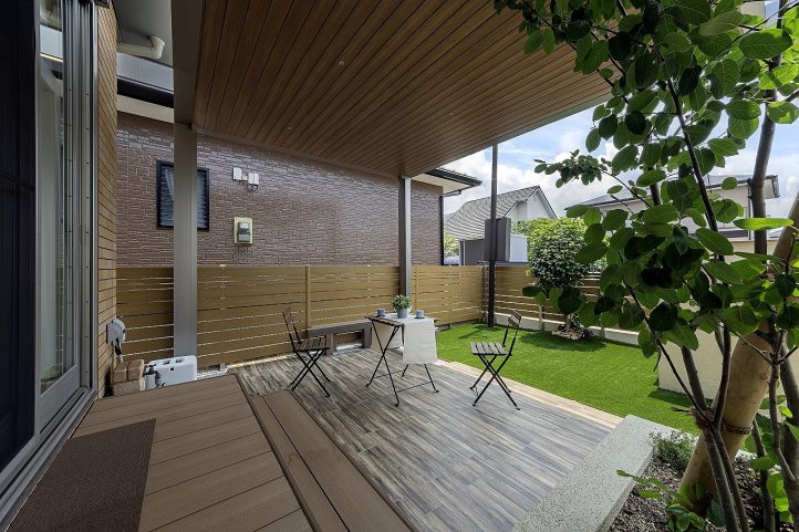 フェンスとデッキとタイルテラスと人工芝