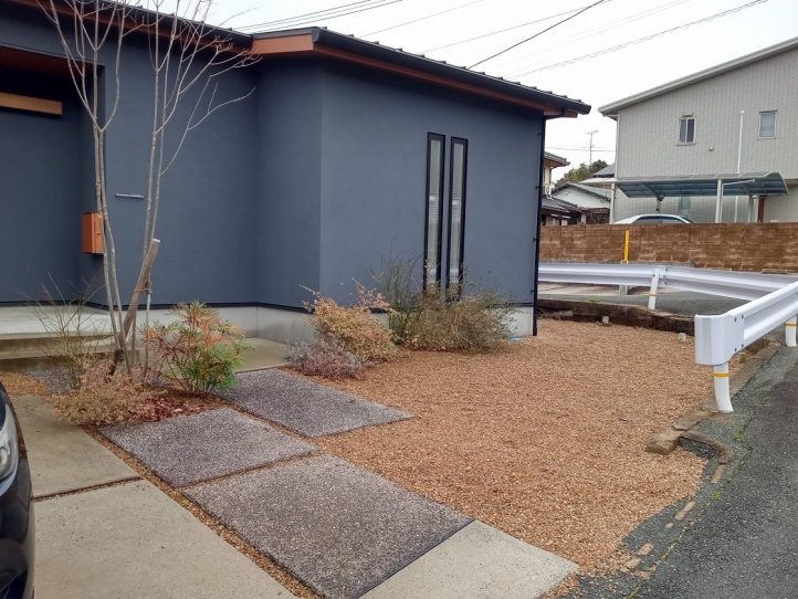 宗像市　施工前 アプローチ横砂利スペース