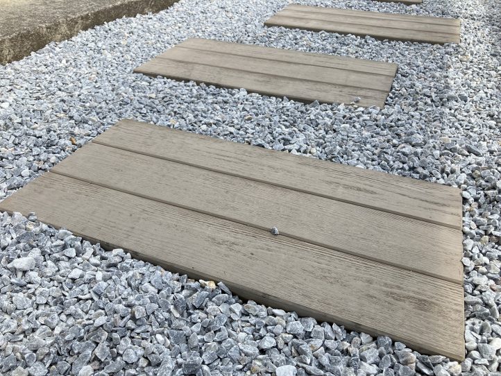 アプローチ　枕木　コンクリート