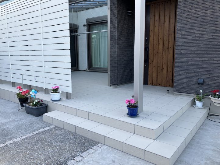 玄関ポーチ拡張　タイルデッキ　タイルテラス