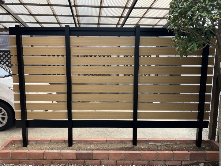 EXISLAND Eウッドスタイルフェンス　裏側