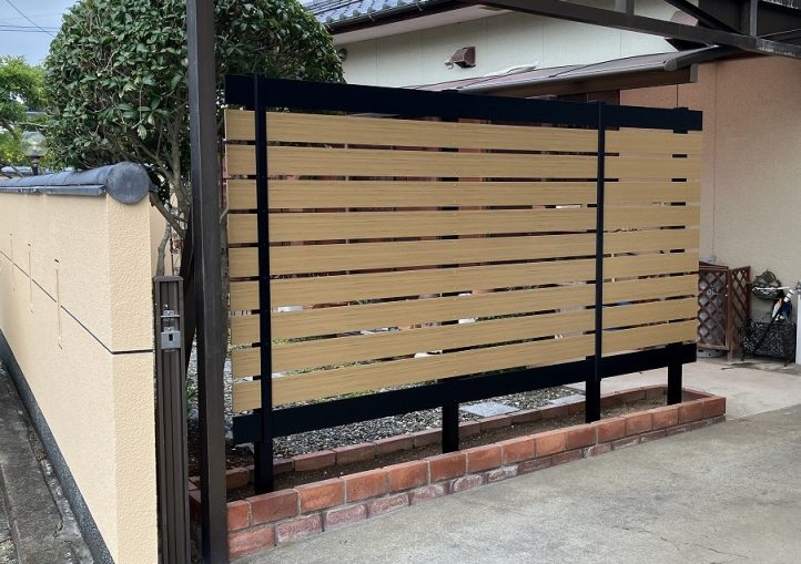 Eウッドスタイルフェンス　板2色　目隠しフェンス