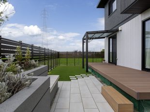 タイルテラス　ベンチ　人工芝　花壇