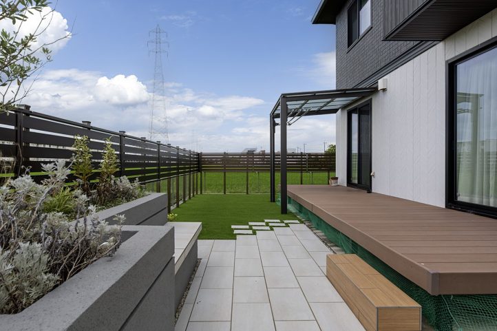 タイルテラス ベンチ 人工芝 花壇