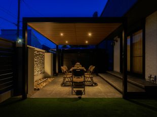 ライトアップされた夜のガーデン ＋Gテラス屋根 デザインウォールのプライベート空間