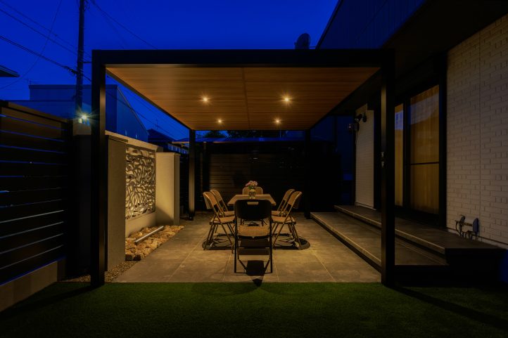 ライトアップされた夜のガーデン ＋Gテラス屋根 デザインウォールのプライベート空間