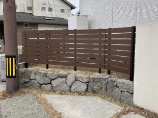 Eウッドスタイルフェンス極　H1200㎜　隙間15㎜　石積土留め上に施工