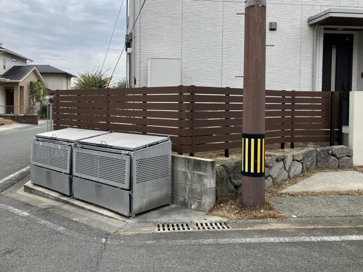 Eウッドスタイルフェンス極　電柱の支線をかわして施工 既存物を避けて板張り