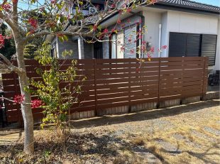 木目調の樹脂フェンス