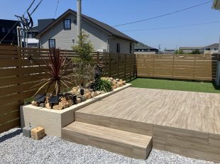 木目調タイルテラスと目隠しフェンス