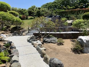 鉄平石を貼った土留めブロックで和風庭園