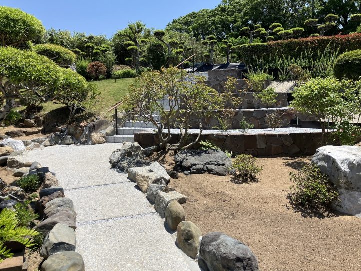 鉄平石を貼った土留めブロックで和風庭園
