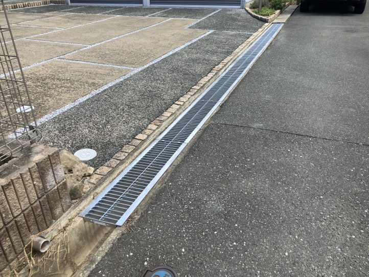 側溝の蓋をグレーチングに交換