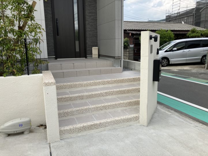 モザイクタイルを使用したアプローチ階段