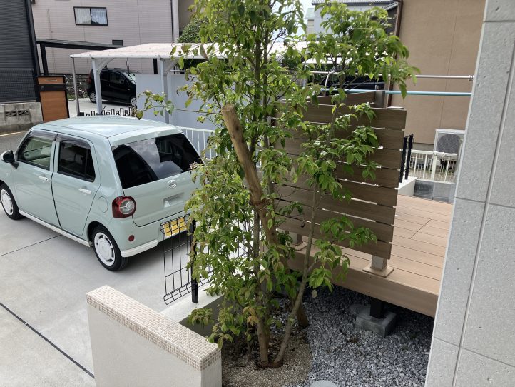 シンボルツリーと目かくしフェンス付きのウッドデッキ