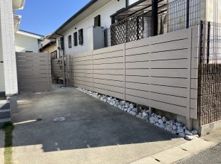 アルファウッドフェンスとぐり石