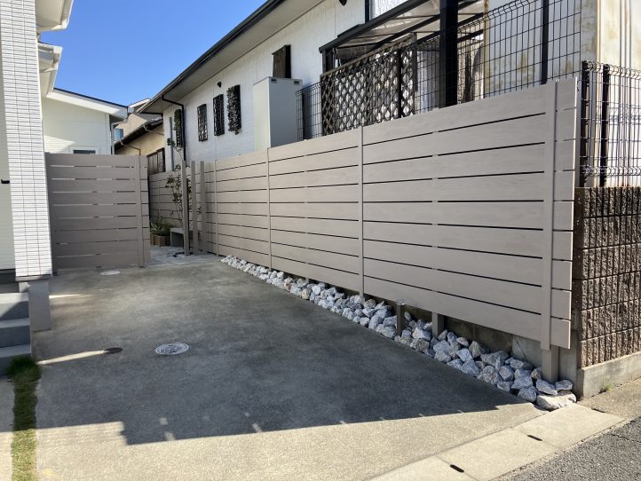 アルファウッドフェンスとぐり石