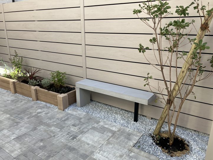 コンクリート製のベンチと花壇