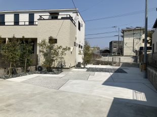 自然石とコンクリートが織りなすランダム調の土間