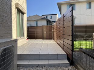 目隠しフェンス、タイルテラス、砂利敷き、人工芝