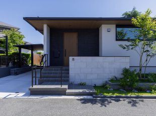 雑木風の平屋