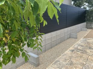 境界ブロックと目隠しフェンス