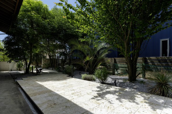 琉球石灰岩のアプローチ